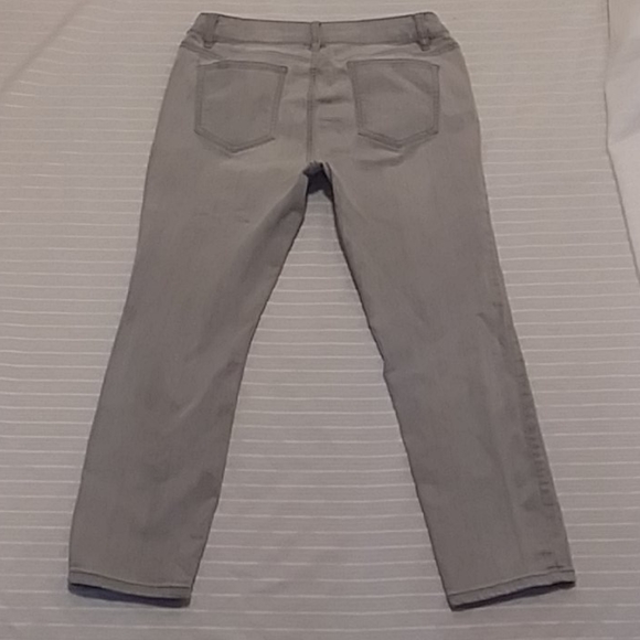 Joe Boxer Women Light Washed Capri Jeans - Picture 9 of 10